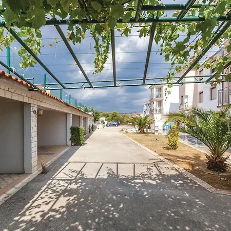 One-bedroom In Okrug Gornji