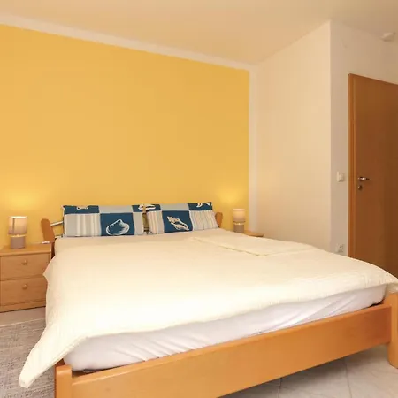 One-bedroom In Okrug Gornji Lägenhet *