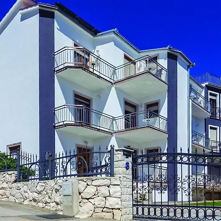 Gorgeous In Okrug Gornji With Kitchen Apartment *